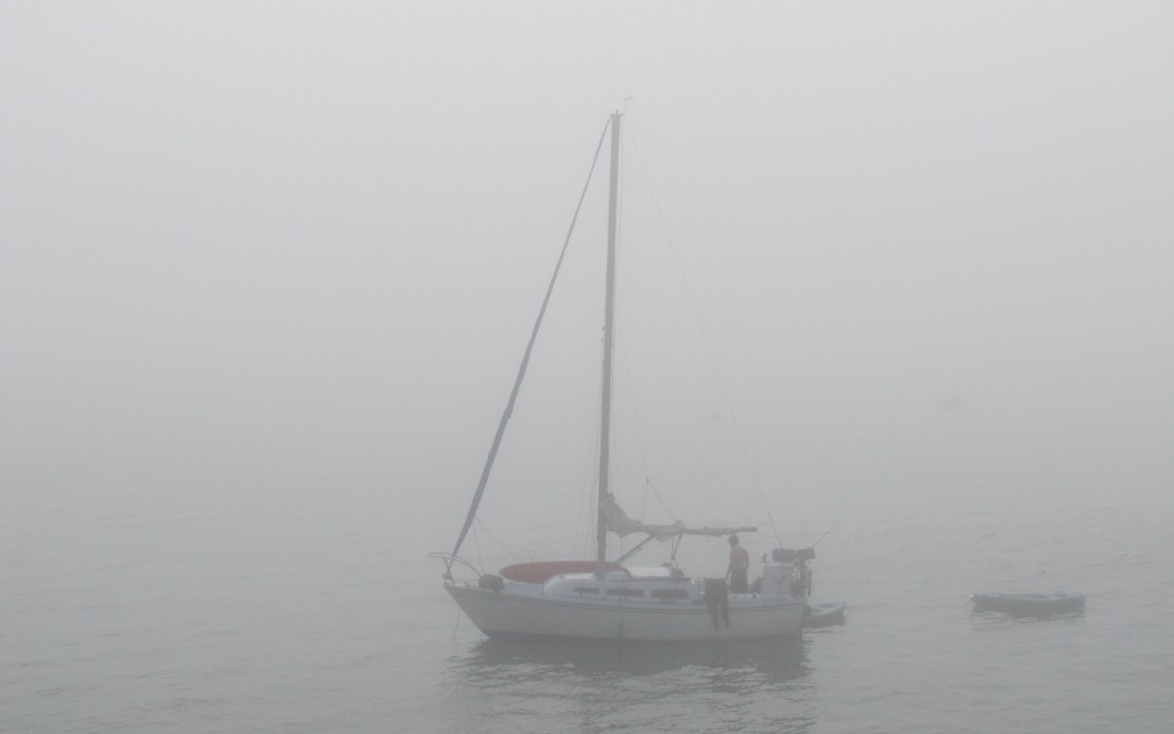 Bild mit Fischerboot im Nebel