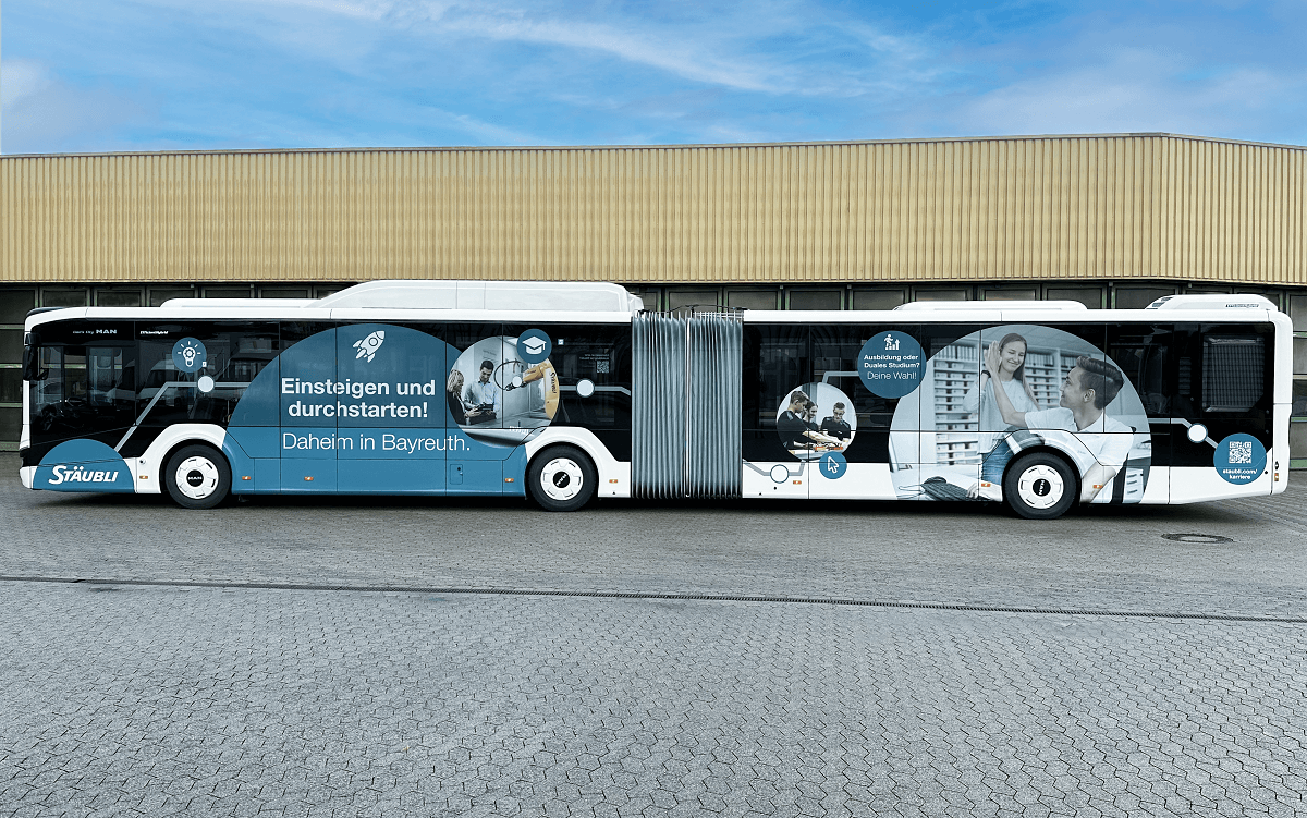 Bild zeigt Bus im Stäubli-Look in Bayreuth
